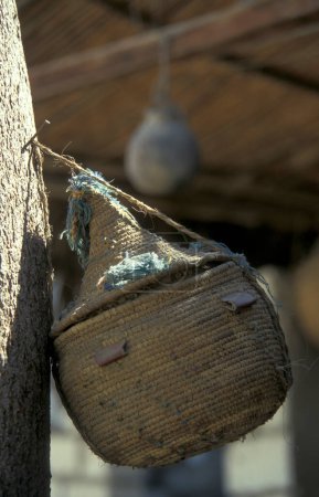 Foto de Productos hechos a mano en una calle de mercado en el mercado en la antigua aldea de Siwa en el desierto de Libia o jalá de Egipto en el norte de África. Egipto, Siwa, marzo de 2000 - Imagen libre de derechos