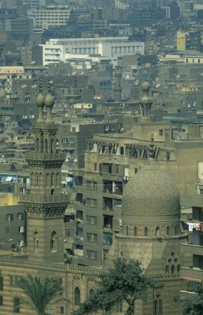 Téléchargez les photos : Une vue sur la mosquée Sultan Hassan dans la vieille ville du Caire la capitale de l'Egypte en Afrique du Nord. Égypte, Le Caire, mars 2000 - en image libre de droit