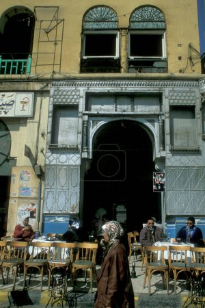 Foto de Una cafetería tradicional en el principal bazar o mercado en la ciudad de El Cairo en Egipto, en el norte de África. Egipto, El Cairo, marzo de 2000 - Imagen libre de derechos