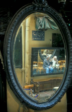 Téléchargez les photos : Un café traditionnel au principal bazar ou marché dans la ville du Caire en Egypte en Afrique du Nord. Égypte, Le Caire, mars 2000 - en image libre de droit
