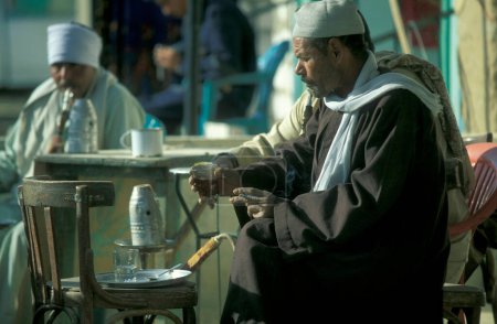 Téléchargez les photos : Hommes dans un café traditionnel au bazar principal ou marché dans la ville du Caire en Egypte en Afrique du Nord. Égypte, Le Caire, mars 2000 - en image libre de droit