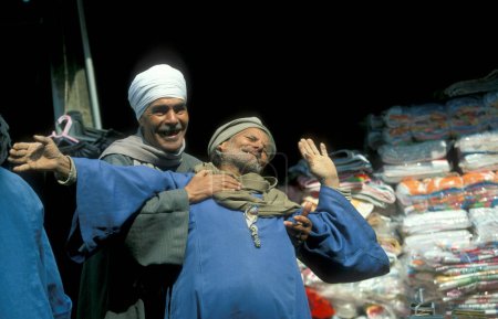 Téléchargez les photos : Deux hommes dans une Marketstreet au principal bazar ou marché dans la ville du Caire en Egypte en Afrique du Nord. Égypte, Le Caire, mars 2000 - en image libre de droit