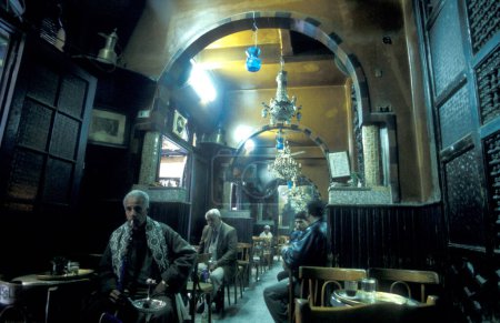Foto de Una cafetería en una calle del mercado en el principal bazar o mercado en la ciudad de El Cairo en Egipto en el norte de África. Egipto, El Cairo, marzo de 2000 - Imagen libre de derechos