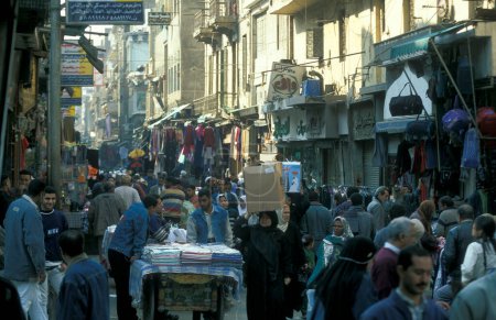 Foto de Una calle de mercado en el principal bazar o mercado en la ciudad de El Cairo en Egipto en el norte de África. Egipto, El Cairo, marzo de 2000 - Imagen libre de derechos