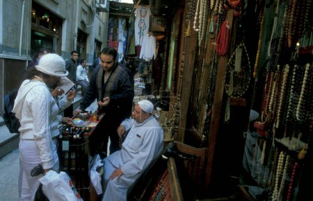 Foto de Una calle de mercado en el principal bazar o mercado en la ciudad de El Cairo en Egipto en el norte de África. Egipto, El Cairo, marzo de 2000 - Imagen libre de derechos
