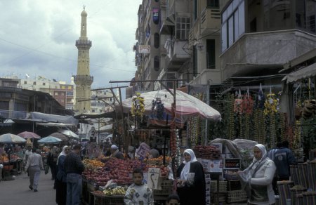 Téléchargez les photos : Une Marketstreet au principal bazar ou marché dans la ville du Caire en Egypte en Afrique du Nord. Égypte, Le Caire, mars 2000 - en image libre de droit