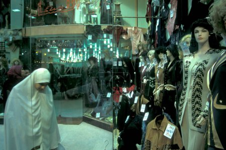 Téléchargez les photos : Une boutique de vêtements au principal bazar ou marché dans la ville du Caire en Egypte en Afrique du Nord. Égypte, Le Caire, mars 2000 - en image libre de droit