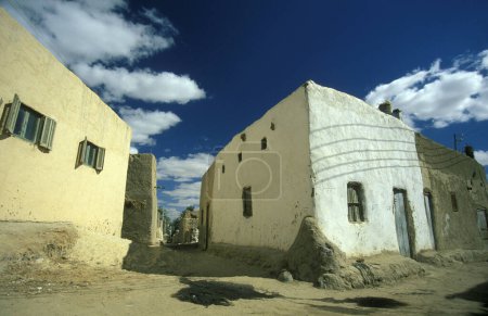 Foto de Una casa en la ciudad y Oasis de Farafra en el desierto libio o occidental de Egipto en el norte de África. Egipto, Farafra, marzo de 2000 - Imagen libre de derechos