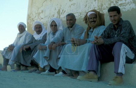 Téléchargez les photos : Hommes en face d'une maison dans la ville et l'oasis de Farafra dans le désert libyen ou le désert d'Egypte en Afrique du Nord. Égypte, Farafra, mars 2000 - en image libre de droit
