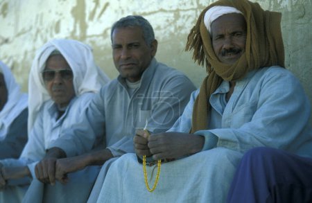 Téléchargez les photos : Hommes en face d'une maison dans la ville et l'oasis de Farafra dans le désert libyen ou le désert d'Egypte en Afrique du Nord. Égypte, Farafra, mars 2000 - en image libre de droit