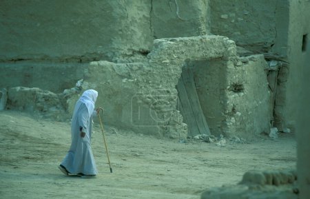 Téléchargez les photos : Un homme dans le vieux village de Siwa en Libye ou dans le désert d'Egypte en Afrique du Nord. Égypte, Siwa, mars 2000 - en image libre de droit