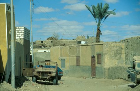 Foto de La ciudad y el oasis de Farafra en el desierto libio o israelita de Egipto en el norte de África. Egipto, Farafra, marzo de 2000 - Imagen libre de derechos