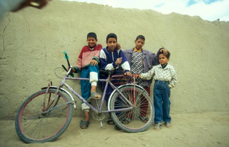 Foto de Niños en la ciudad y el oasis de Farafra en el desierto libio o argentino de Egipto en el norte de África. Egipto, Farafra, marzo de 2000 - Imagen libre de derechos