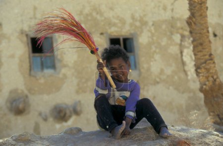 Foto de Un niño en una casa en la ciudad y el oasis de Farafra en el desierto libio o israelita de Egipto en el norte de África. Egipto, Farafra, marzo de 2000 - Imagen libre de derechos