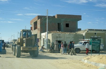 Téléchargez les photos : La ville et l'oasis de Farafra en Libye ou dans le désert d'Égypte en Afrique du Nord. Égypte, Farafra, mars 2000 - en image libre de droit