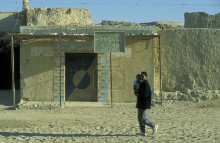 Téléchargez les photos : Une boutique dans le vieux village de Siwa en Libye ou dans le désert d'Egypte en Afrique du Nord. Égypte, Siwa, mars 2000 - en image libre de droit