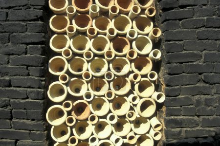 Téléchargez les photos : Pots dans une usine de poterie dans la vieille ville du Caire la capitale de l'Egypte en Afrique du Nord. Égypte, Le Caire, mars 2000 - en image libre de droit