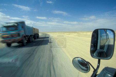 Téléchargez les photos : Circulation avec un camion sur la route du désert entre la ville et l'oasis de Bahariya et Farafra dans le désert libyen ou le désert d'Egypte en Afrique du Nord. Egypte, Bahariya, mars 2000 - en image libre de droit