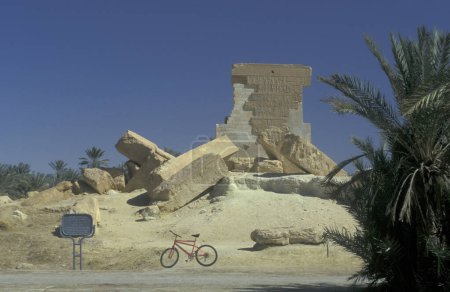 Foto de Las Ruinas del Templo de Umm Ubayd en la antigua aldea de Siwa en el desierto libio o jalá de Egipto en el norte de África. Egipto, Siwa, marzo de 2000 - Imagen libre de derechos