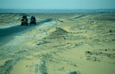 Téléchargez les photos : Circulation sur la route du désert entre la ville et l'oasis de Bahariya et Farafra dans le désert libyen ou le désert d'Egypte en Afrique du Nord. Egypte, Bahariya, mars 2000 - en image libre de droit