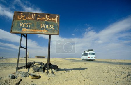 Téléchargez les photos : Un signe d'une maison de repos sur la route du désert entre la ville et l'oasis de Bahariya et Farafra dans le désert libyen ou le désert d'Egypte en Afrique du Nord. Egypte, Bahariya, mars 2000 - en image libre de droit