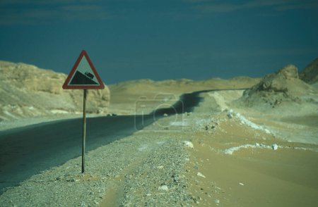 Téléchargez les photos : Pas de trafic sur la route du désert entre la ville et l'oasis de Bahariya et Farafra dans le désert libyen ou le désert d'Egypte en Afrique du Nord. Egypte, Bahariya, mars 2000 - en image libre de droit