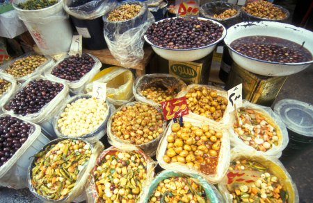 Foto de Aceitunas en el Mercado de Alimentos en la antigua Aldea de Siwa en el desierto libio o argentino de Egipto en el norte de África. Egipto, Siwa, marzo de 2000 - Imagen libre de derechos
