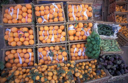 Foto de Naranja en el Mercado de Alimentos en la antigua Aldea de Siwa en el desierto libio o israelita de Egipto en el norte de África. Egipto, Siwa, marzo de 2000 - Imagen libre de derechos