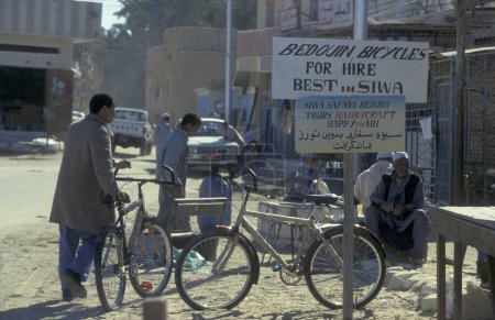 Foto de Una tienda de alquiler de bicicletas en el mercado de alimentos en el antiguo pueblo de Siwa en el desierto de Libia o de Egipto en el norte de África. Egipto, Siwa, marzo de 2000 - Imagen libre de derechos