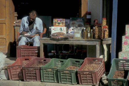 Foto de Una tienda de Fechas en el Mercado de Alimentos en la antigua aldea de Siwa en el desierto de Libia o jalá de Egipto en el norte de África. Egipto, Siwa, marzo de 2000 - Imagen libre de derechos