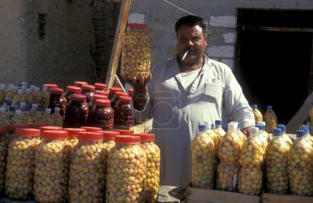 Téléchargez les photos : Oliviers au marché alimentaire dans le vieux village de Siwa en Libye ou dans le désert d'Egypte en Afrique du Nord. Égypte, Siwa, mars 2000 - en image libre de droit