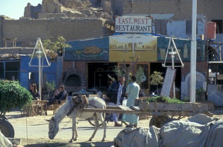 Foto de Un restaurante en el mercado de alimentos en la antigua aldea de Siwa en el desierto de Libia o jalá de Egipto en el norte de África. Egipto, Siwa, marzo de 2000 - Imagen libre de derechos