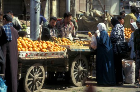 Téléchargez les photos : Les gens au marché alimentaire dans le vieux village de Siwa en Libye ou dans le désert d'Egypte en Afrique du Nord. Égypte, Siwa, mars 2000 - en image libre de droit