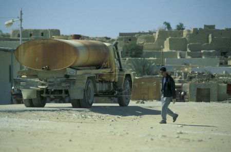 Foto de Un transporte de agua en el Mercado de Alimentos en la antigua aldea de Siwa en el desierto de Libia o de Egipto en el norte de África. Egipto, Siwa, marzo de 2000 - Imagen libre de derechos