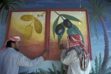 Téléchargez les photos : Une boutique de dattes et d'olives au marché alimentaire dans le vieux village de Siwa en Libye ou dans le désert d'Egypte en Afrique du Nord. Égypte, Siwa, mars 2000 - en image libre de droit