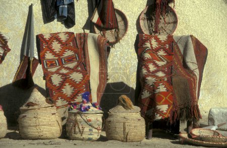 Téléchargez les photos : Fabriqué à la main dans une rue de marché au marché dans le vieux village de Siwa dans le désert libyen ou le désert d'Egypte en Afrique du Nord. Égypte, Siwa, mars 2000 - en image libre de droit