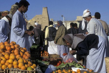 Foto de Gente en el Mercado de Alimentos en la antigua aldea de Siwa en el desierto libio o israelita de Egipto en el norte de África. Egipto, Siwa, marzo de 2000 - Imagen libre de derechos