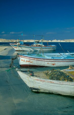 Téléchargez les photos : Un bateau de pêche au port de pêche dans la ville de Marsa Matruh sur la mer Méditerranée en Egypte en Afrique du Nord. Egypte, Alexandrie, mars 2000 - en image libre de droit