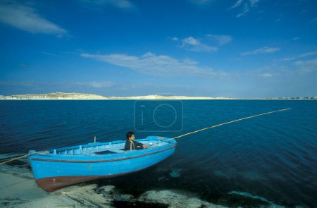 Téléchargez les photos : Un bateau de pêche au port de pêche dans la ville de Marsa Matruh sur la mer Méditerranée en Egypte en Afrique du Nord. Egypte, Alexandrie, mars 2000 - en image libre de droit