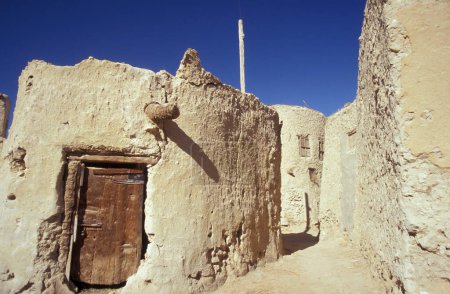 Foto de La antigua aldea de Siwa en el desierto de Libia o jalá de Egipto en el norte de África. Egipto, Siwa, marzo de 2000 - Imagen libre de derechos