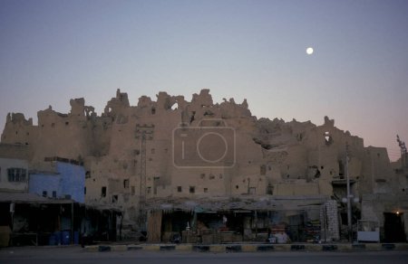 Foto de La antigua aldea de Siwa en el desierto de Libia o jalá de Egipto en el norte de África. Egipto, Siwa, marzo de 2000 - Imagen libre de derechos