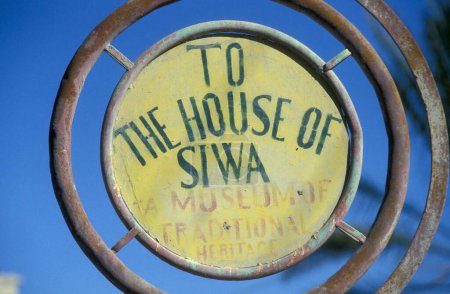 Téléchargez les photos : Un signe d'un musée dans le vieux village de Siwa en Libye ou dans le désert d'Egypte en Afrique du Nord. Égypte, Siwa, mars 2000 - en image libre de droit