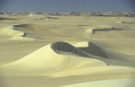 Foto de Las Dunas de arena cerca del Oasis y la Aldea de Siwa en el desierto libio o israelita de Egipto en el norte de África. Egipto, Siwa, marzo de 2000 - Imagen libre de derechos