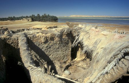 Foto de Las ruinas de una antigua casa en la antigua aldea de Siwa en el desierto de Libia o de Egipto en el norte de África. Egipto, Siwa, marzo de 2000 - Imagen libre de derechos
