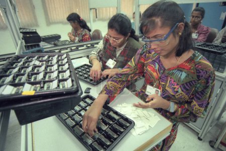 Foto de A Factory and Productions of Pager at the Electronic City in the city of Bangalore in the Province Karnataka in India. India, Bangalore, abril de 1998 - Imagen libre de derechos