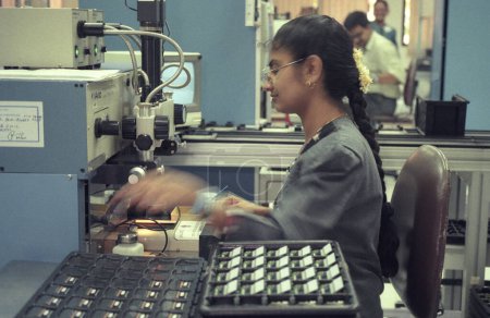 Foto de A Factory and Productions of Pager at the Electronic City in the city of Bangalore in the Province Karnataka in India. India, Bangalore, abril de 1998 - Imagen libre de derechos