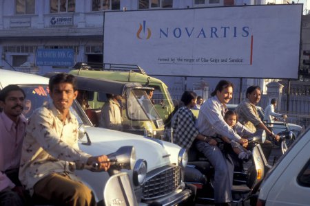 Foto de Una publicidad de la compañía farmacéutica suiza Novartis en la ciudad de Surat en la provincia de Gujarat en la India. India, Gujarat, abril de 1998 - Imagen libre de derechos