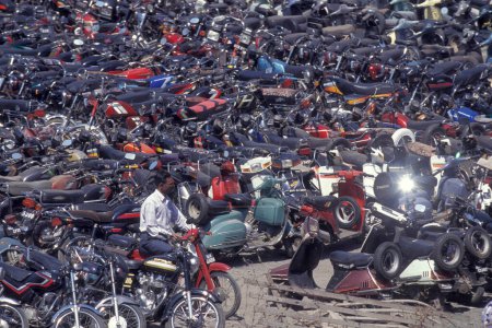 Téléchargez les photos : Un parking moto dans la ville de Surat dans la province du Gujarat en Inde. Inde, Gujarat, avril 1998 - en image libre de droit