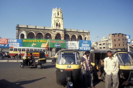 Foto de Una plaza con un edificio colonial en la ciudad de Surat en la provincia de Gujarat en la India. India, Gujarat, abril de 1998 - Imagen libre de derechos
