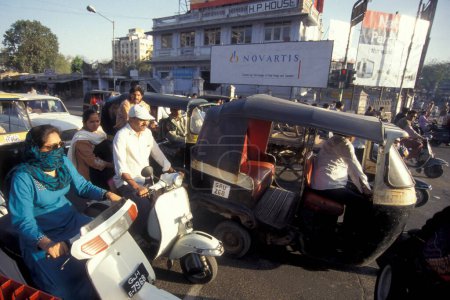 Téléchargez les photos : Une publicité de la société pharmaceutique suisse Novartis dans la ville de Surat dans la province du Gujarat en Inde. Inde, Gujarat, avril 1998 - en image libre de droit